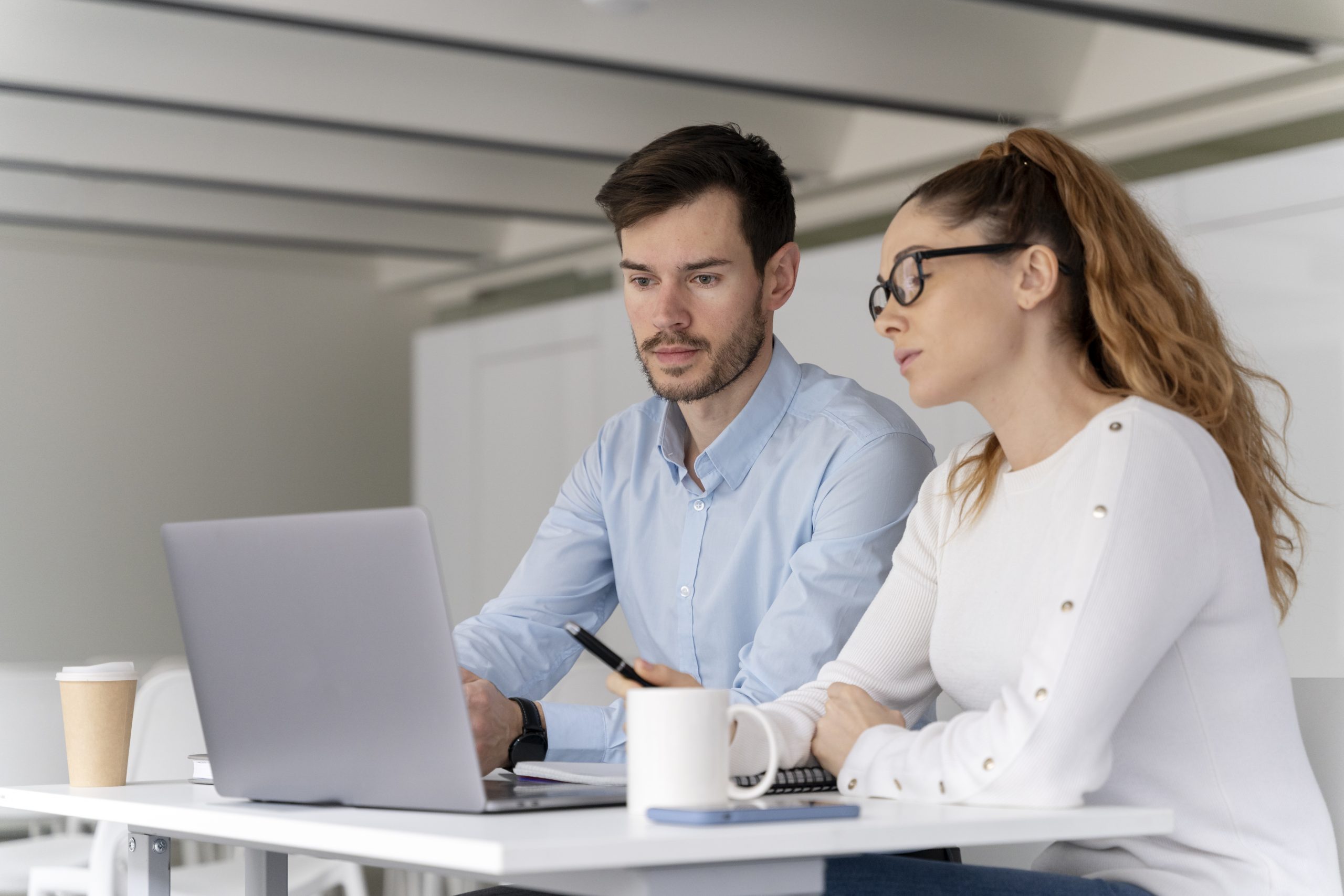 young-business-team-working-together-office